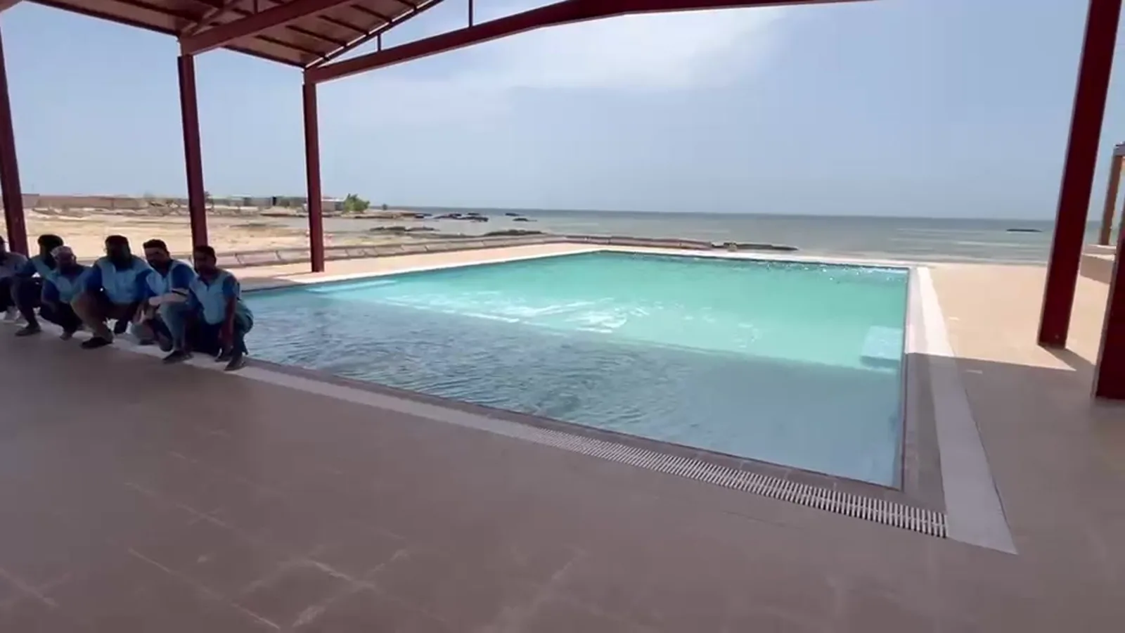 مسبح على البحر — الخور